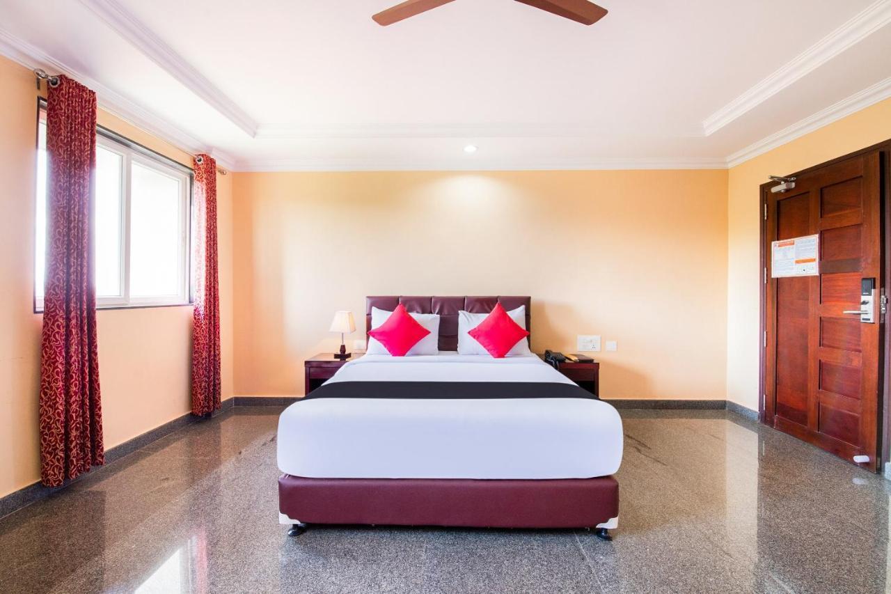 Capital O 22439 Ratna Forever Hotell Karkal Eksteriør bilde